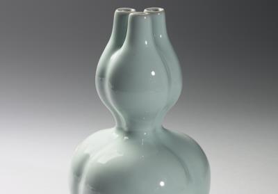 图片[2]-Gourd-shaped vase with three-neck body in pale green glaze, Qing dynasty, Qianlong reign (1736-1795)-China Archive